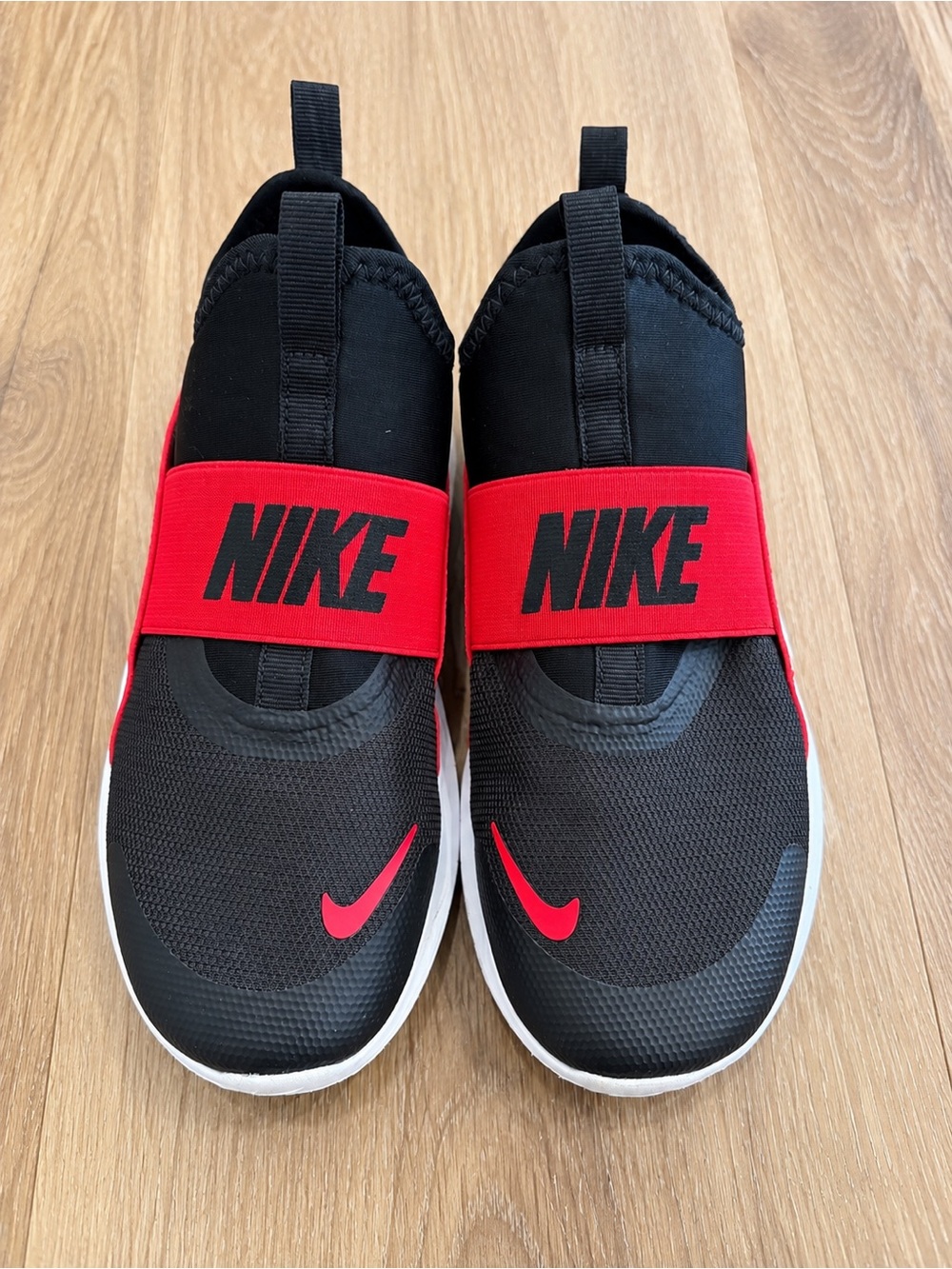 Nike Flex Runner Boys Size 3 Black Red Slip On Sneakers